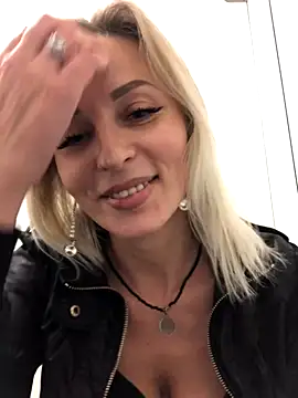 Diamond Bunny  online show from September 13, 3:31 pm