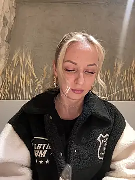 Diamond Bunny  online show from March 17, 4:22 pm