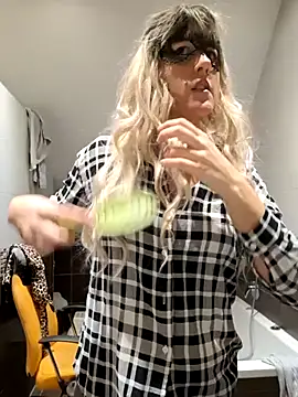 SexyLayla1 online show from December 3, 6:16 am