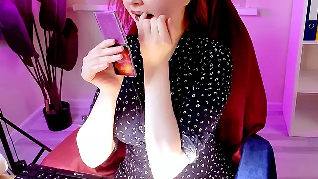 CarolGiggly online show from December 17, 8:18 am