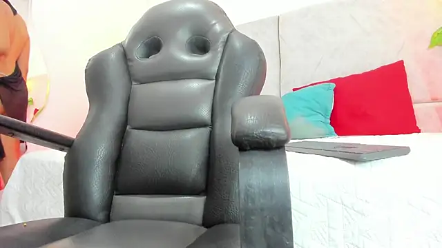 naomiii   online show from April 9, 11:59 am