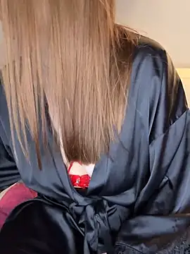 Mia harmati online show from November 4, 4:45 pm