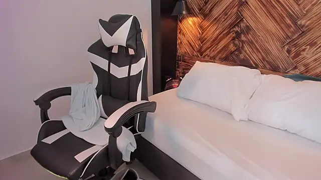 emma collson online show from October 29, 11:18 pm