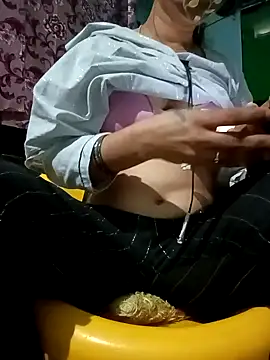 Snapshot of gunjan22 chatting on December 2, 8:48 am gunjan22 online show from December 2, 8:48 am