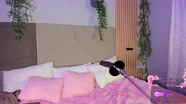 centaurigirl online show from April 6, 4:34 am