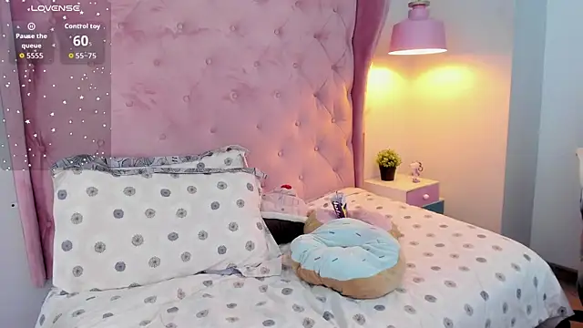 Snapshot of _Sophie__miller chatting on October 3, 1:33 am Sophie miller online show from October 3, 1:33 am