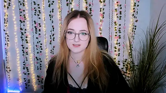 luna berryy online show from September 25, 7:45 pm