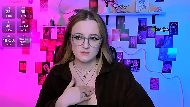 luna berryy online show from April 14, 8:31 pm