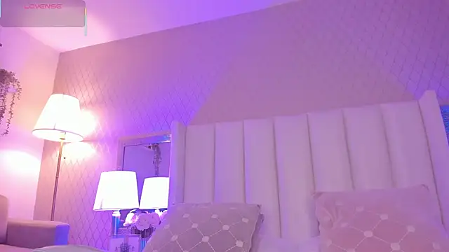 SophiaSmiiths  online show from December 2, 8:00 pm