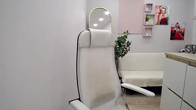 Milla Cutie18 online show from February 6, 7:01 am