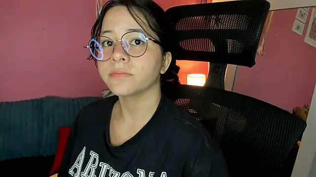 agnes 213 online show from November 4, 1:05 pm