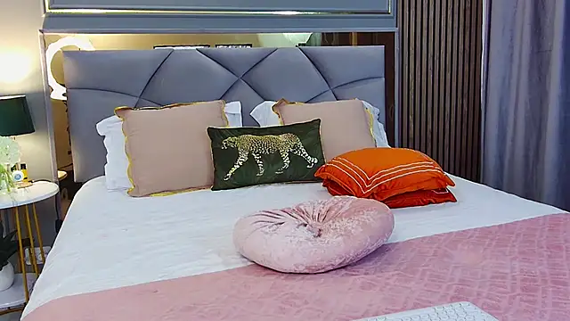 AvaCristal online show from April 6, 7:15 pm