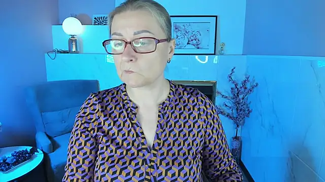 AlexandraKind online show from November 3, 8:35 pm