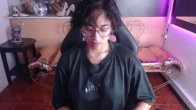 Lili Gomez  online show from October 24, 2:13 pm