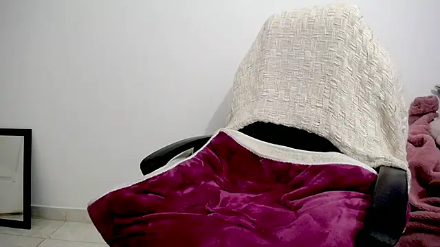 emilialopez online show from April 23, 9:28 pm