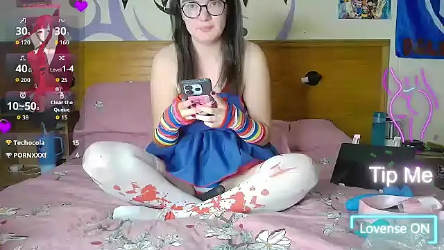 Snapshot of MilahHot13 chatting on October 29, 2:05 am MilahHot13 online show from October 29, 2:05 am