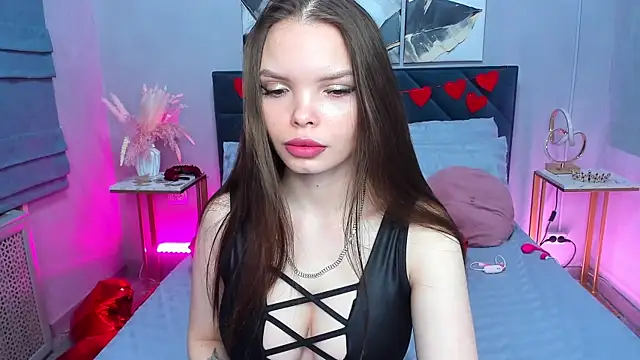 Curvy Dynamite  online show from February 13, 1:18 am