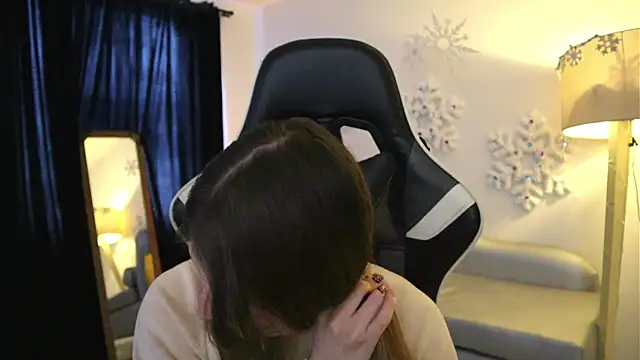 Daisha Riley online show from December 3, 1:57 pm