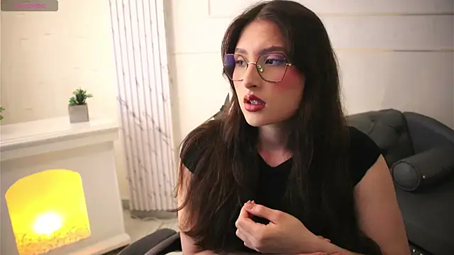 Daisha Riley online show from April 16, 1:00 pm