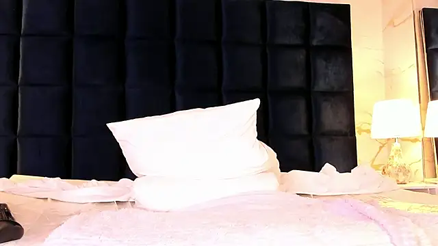 loladupont online show from February 25, 7:07 am