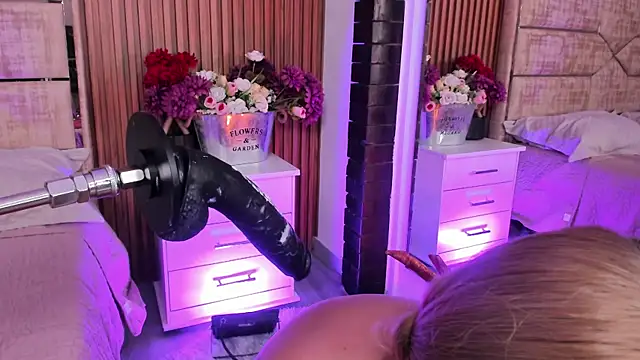 LolaAngellx online show from April 13, 9:15 pm