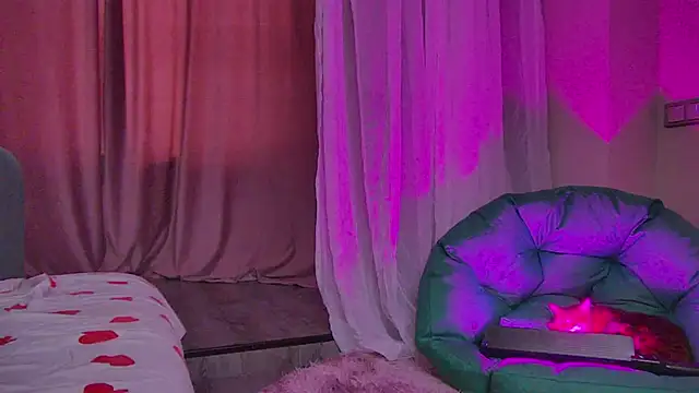 AliceOfWonders online show from March 21, 3:11 am