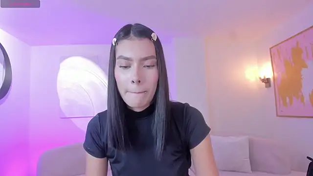 NiaSalvatore online show from April 9, 1:30 am