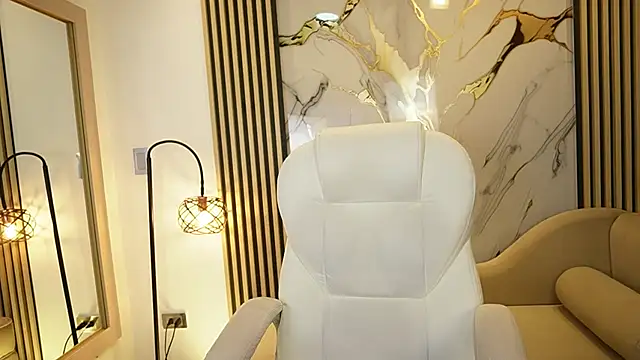 Emma Walkerr  online show from April 6, 7:04 pm