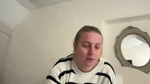 Snapshot of Ella-82 chatting on June 10, 4:16 pm Ella-82 online show from June 10, 4:16 pm
