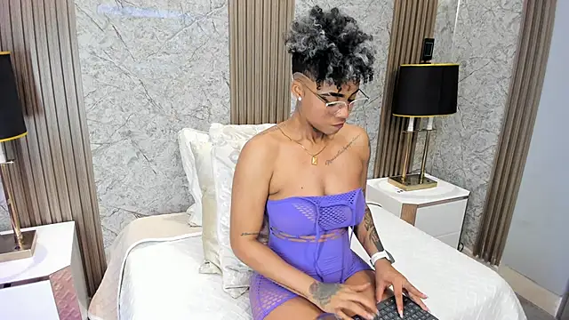 LuciaWallace online show from February 18, 11:37 pm