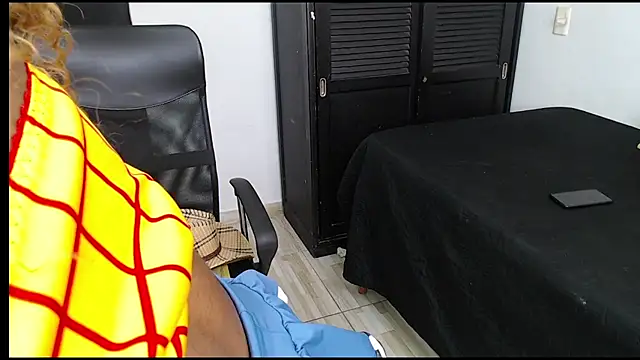 avis lara online show from October 31, 3:38 pm