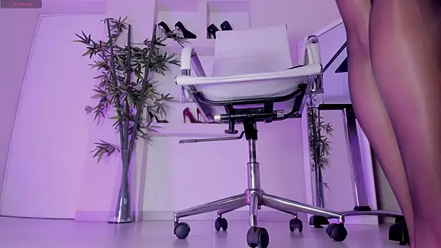 hannah howeell   online show from April 17, 9:44 am