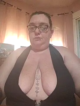 diosacurvy1984 online show from December 15, 9:25 am