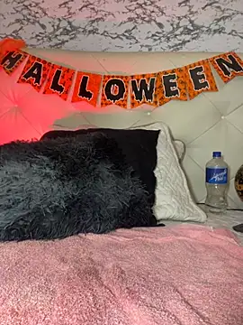 Lili  taylor online show from October 31, 5:31 am