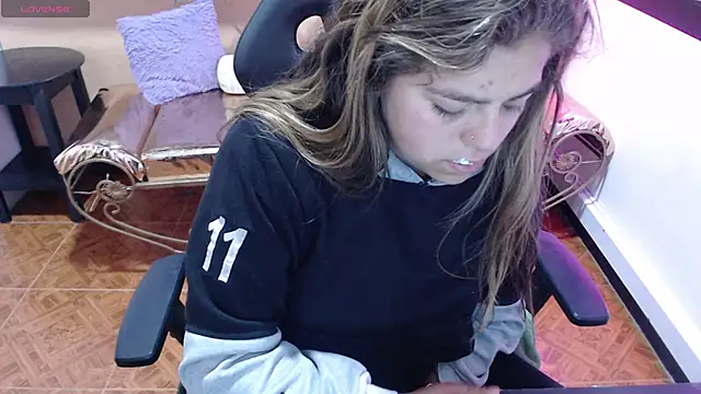 Snapshot of Kitten_Cam chatting on October 8, 5:23 am Kitten Cam online show from October 8, 5:23 am