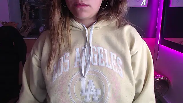 Snapshot of Kitten_Cam chatting on October 4, 9:37 am Kitten Cam online show from October 4, 9:37 am