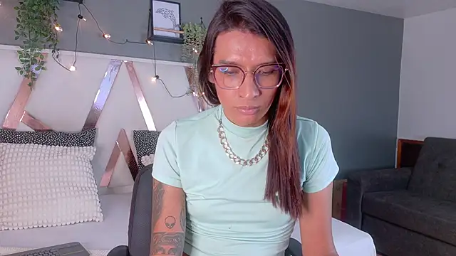 Snapshot of LauraaGomezz__ chatting on October 20, 7:39 pm LauraaGomezz online show from October 20, 7:39 pm