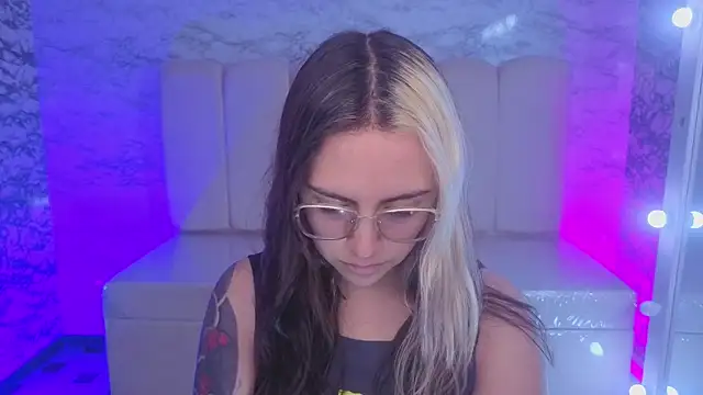 Hela v online show from November 17, 8:09 pm