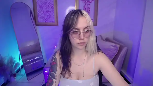 Hela v online show from November 10, 8:04 pm