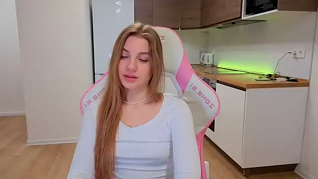 Enjoy everymoment  online show from March 17, 8:35 pm