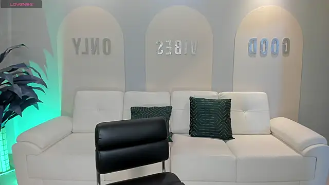 BeccaBaxter online show from April 13, 12:17 pm