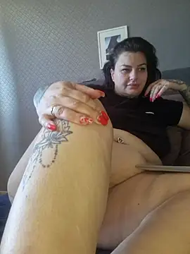CannabisQueenn online show from June 19, 8:29 am
