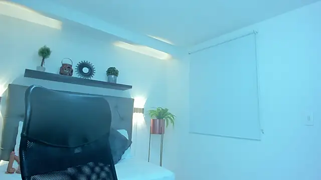 tiffanny doll  online show from April 21, 1:07 pm