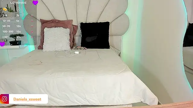 Danielaangelina online show from October 12, 7:00 am