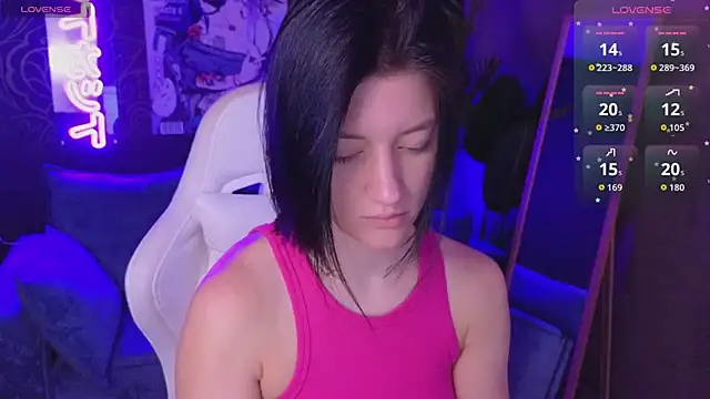 roxy riot  online show from April 17, 1:30 am