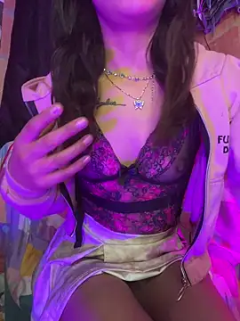 Skye Moore online show from April 18, 2:25 am