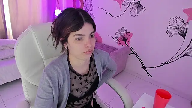 Isabela Fiorelli online show from April 19, 1:33 pm