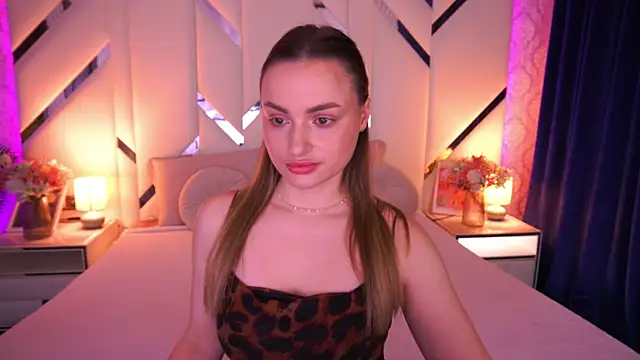 LindsieGreyy online show from April 5, 6:45 am