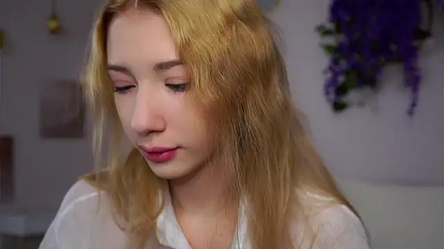 SunnivaCovil online show from December 14, 2:34 pm