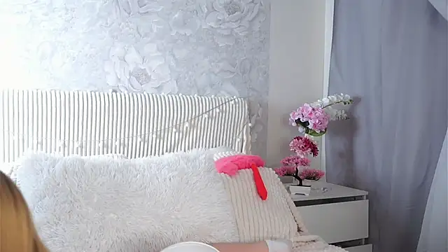 SunnivaCovil online show from April 19, 6:10 pm